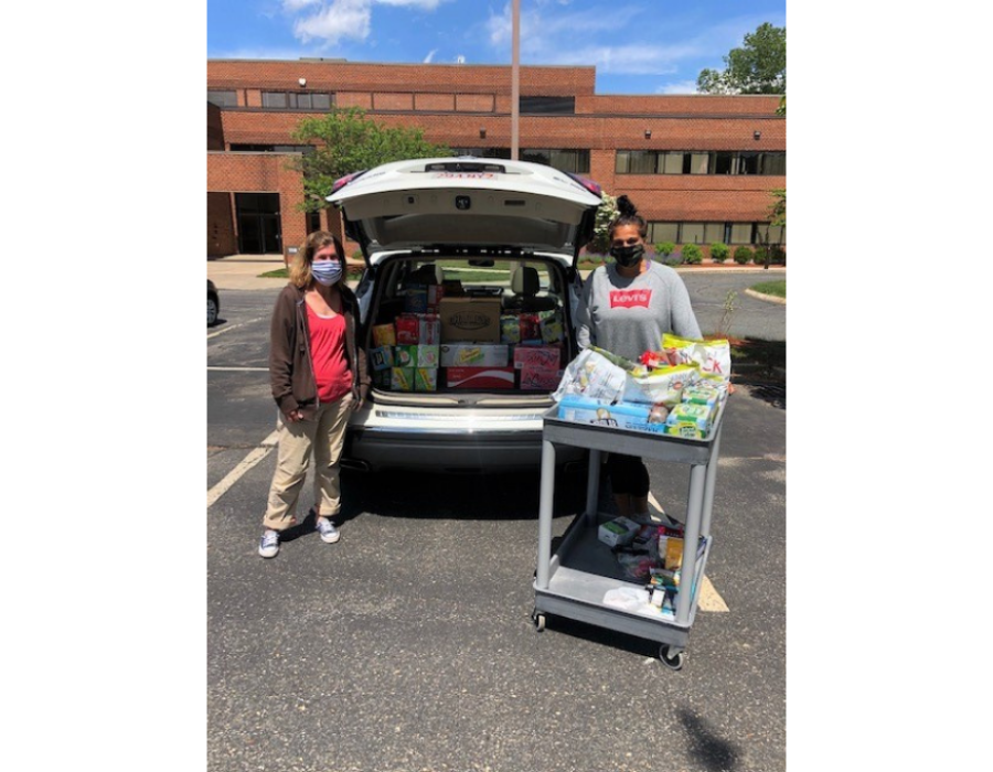 volunteers loading car with food