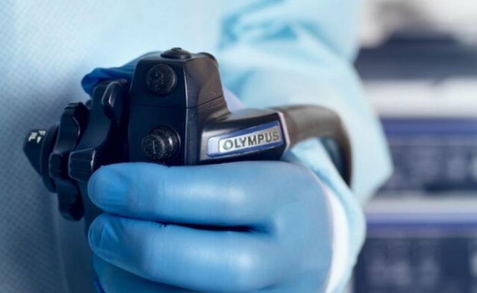 Hand on dial of scope